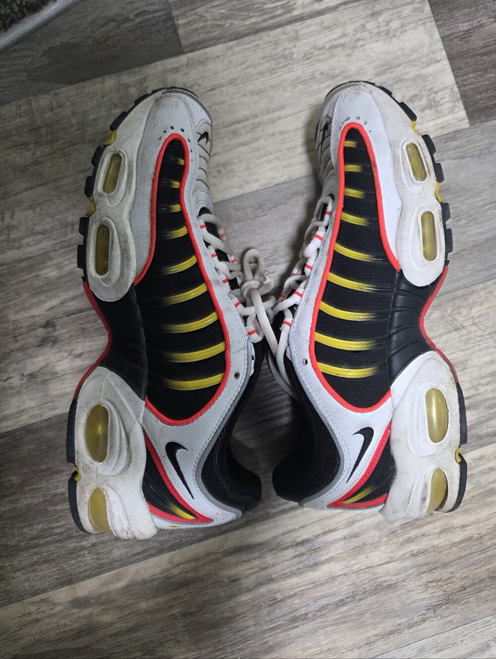 Nike Men's Black White Yellow Red Accent Sneakers 10 - Picture 4 of 8